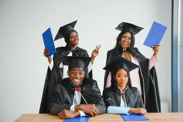 Découvrez les meilleures bourses d’études financées 100% gratuites offertes par les ambassades et organisations internationales aux étudiants africains et étrangers.